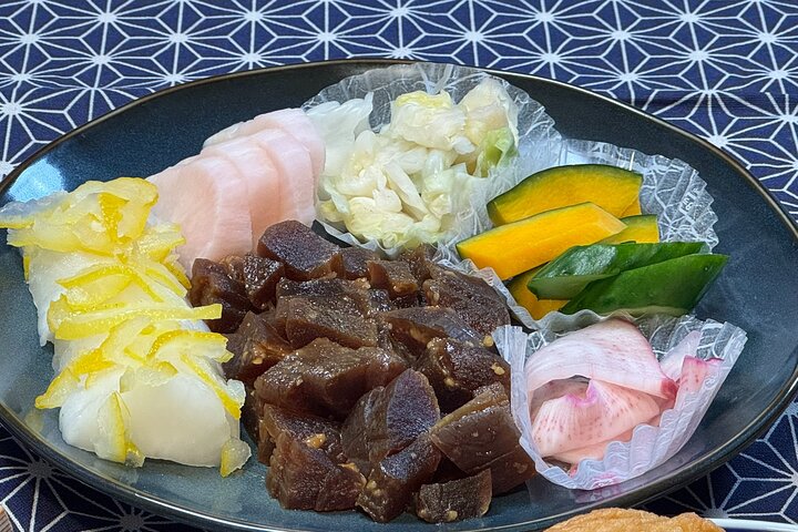 Guests enjoying the tasting with market purchases